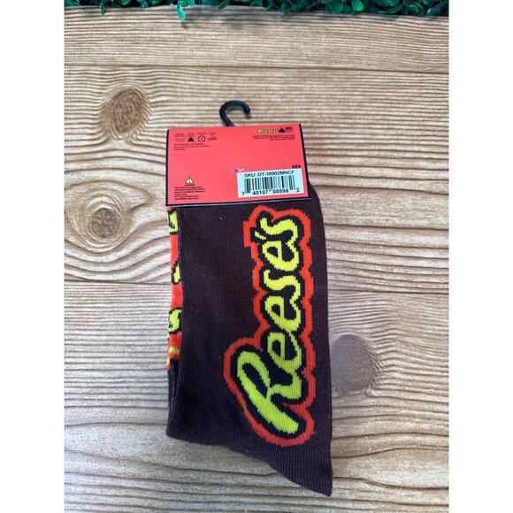 New Adult Reese’s Novelty Crew Socks 1 Pair Multicolor Shoe 6-12 Great Gift - Picture 3 of 4